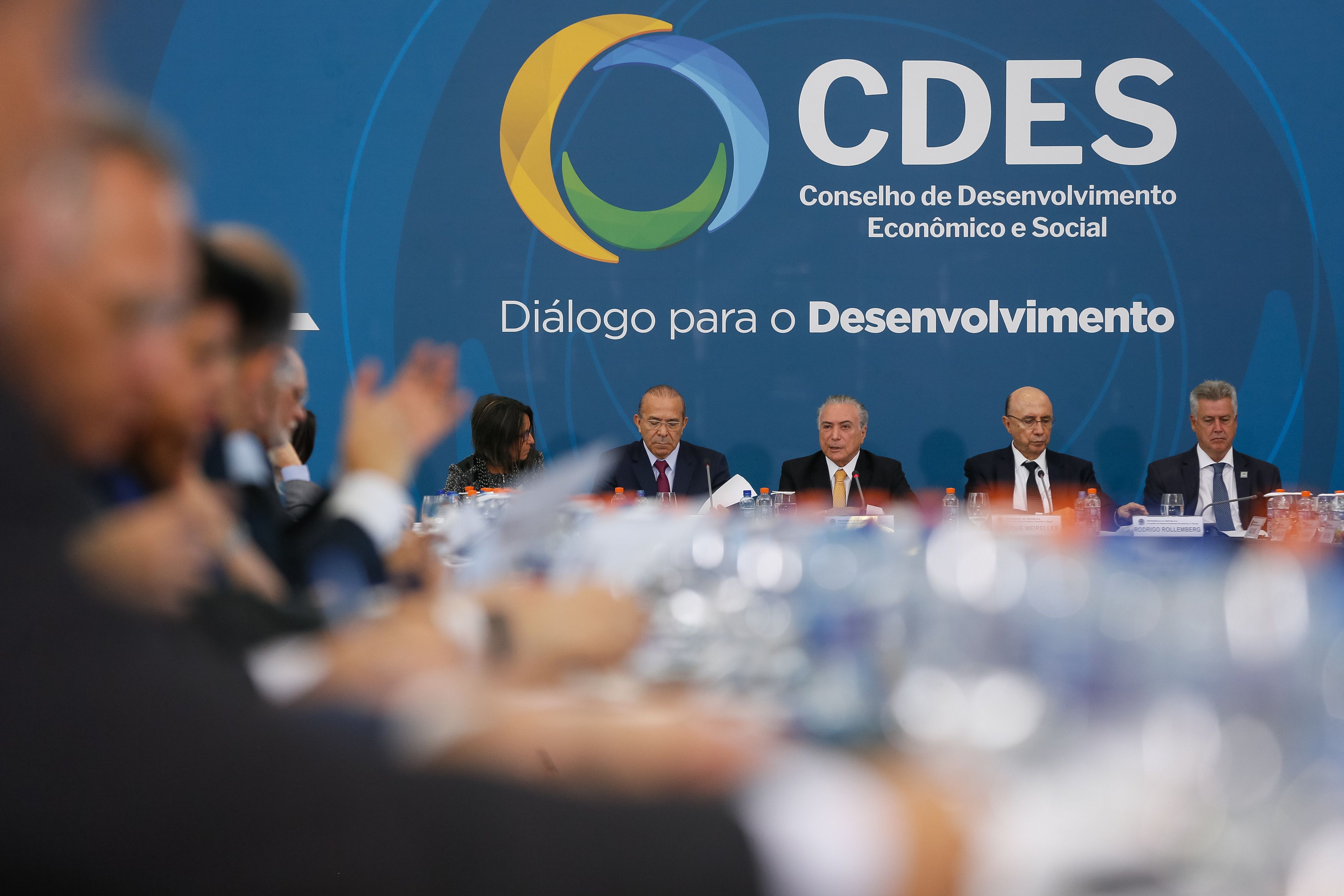 Temer  (ao fundo) no Conselhão: cumprimentos um a um nos  96 conselheiros antes de a reunião começar. | Presidência/divulgação