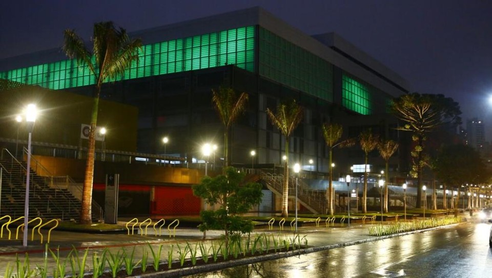Arena da Baixada iluminada de verde: uma das mais fortes homenagens em um dia em que qualquer rivalidade ficou minúscula. | Lineu Filho/Tribuna do Paraná