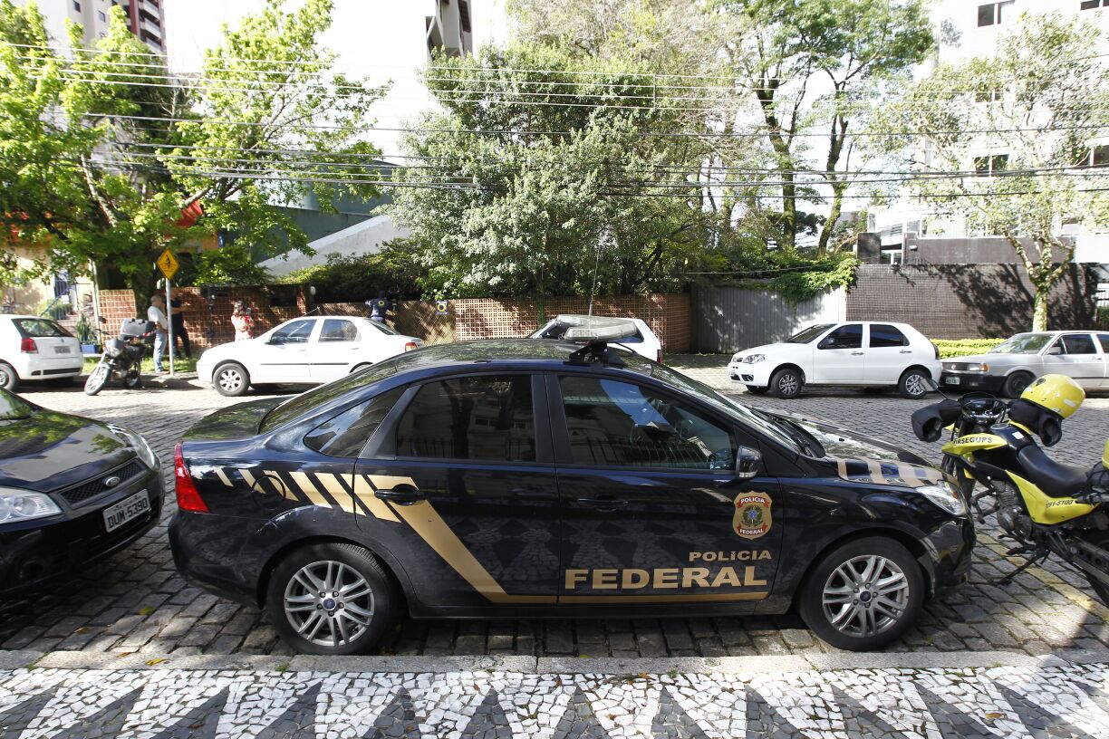 Carro da PF estacionado na frente da sede do Instituto Jaime Lerner, no Cabral. | Jonathan Campos/Gazeta do Povo