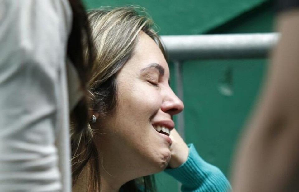 Suzana, esposa do zagueiro Willian Thiego, quase não conseguiu falar diante do sofrimento. | Jonathan Campos/Gazeta do Povo