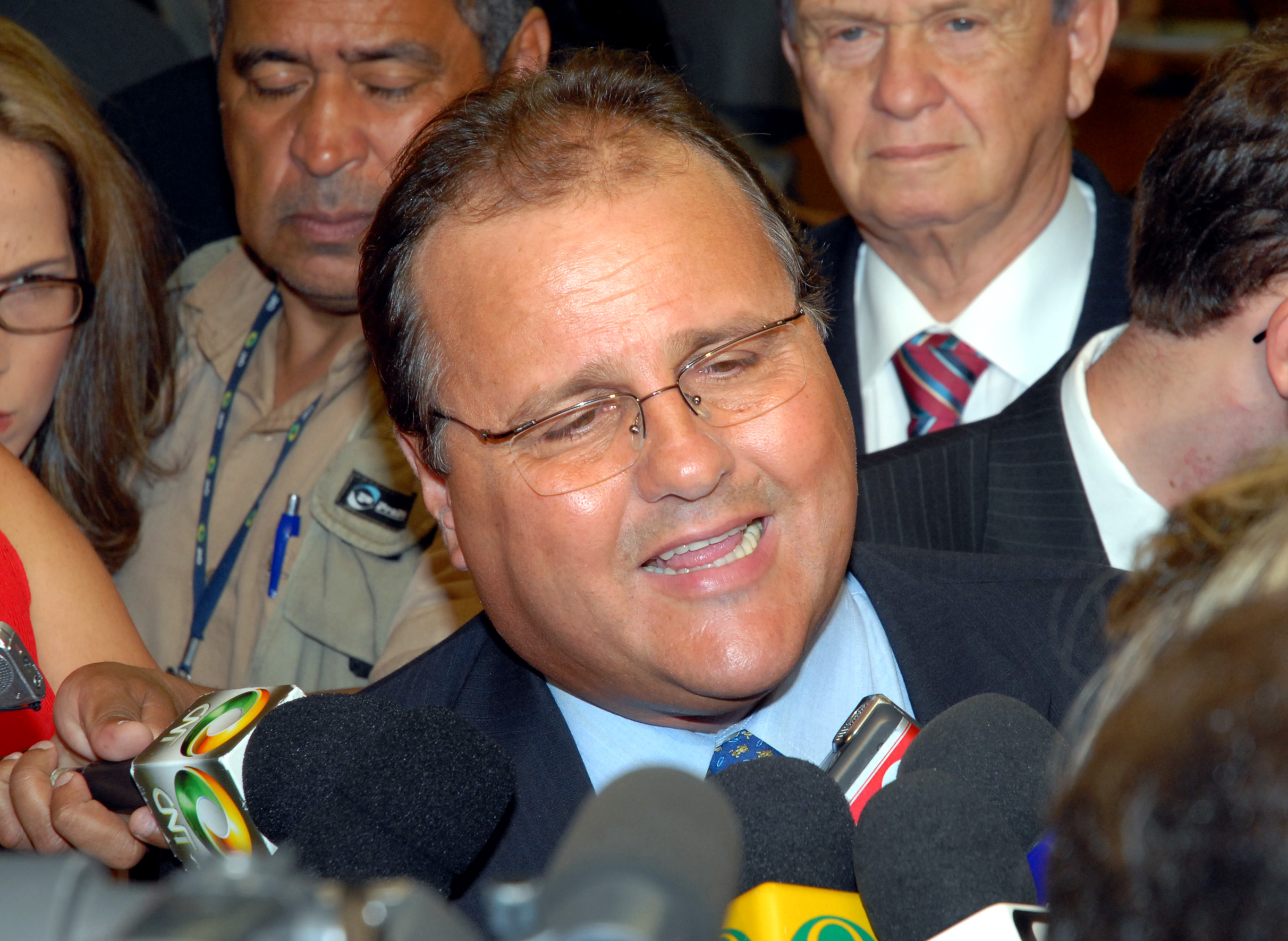 Geddel à imorensa: “Peço que me respeitem” e não insistam em perguntas. | Fabio Pozzebom
/ABr