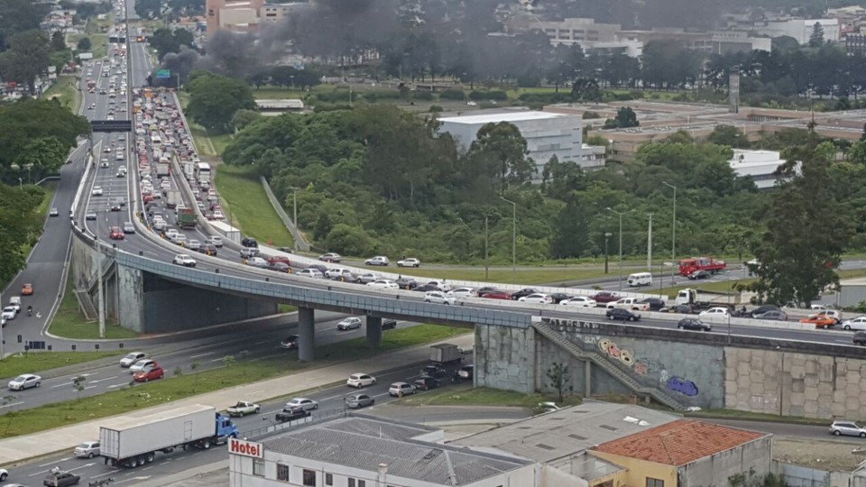 Fila na BR-277 já ultrapassa o viaduto que liga o Jardim Botânico ao Jardim das Américas | Pedro Diniz / PRF/Divulgação
