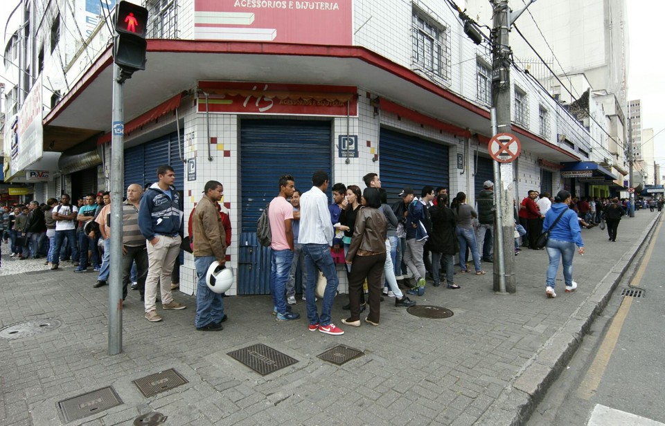 Fila em uma das centrais de emprego na capital paranaense | Aniele Nacimento/Gazeta do Povo/Arquivo