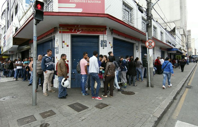 Fila em uma das centrais de emprego na capital paranaense | Aniele Nacimento/Gazeta do Povo/Arquivo