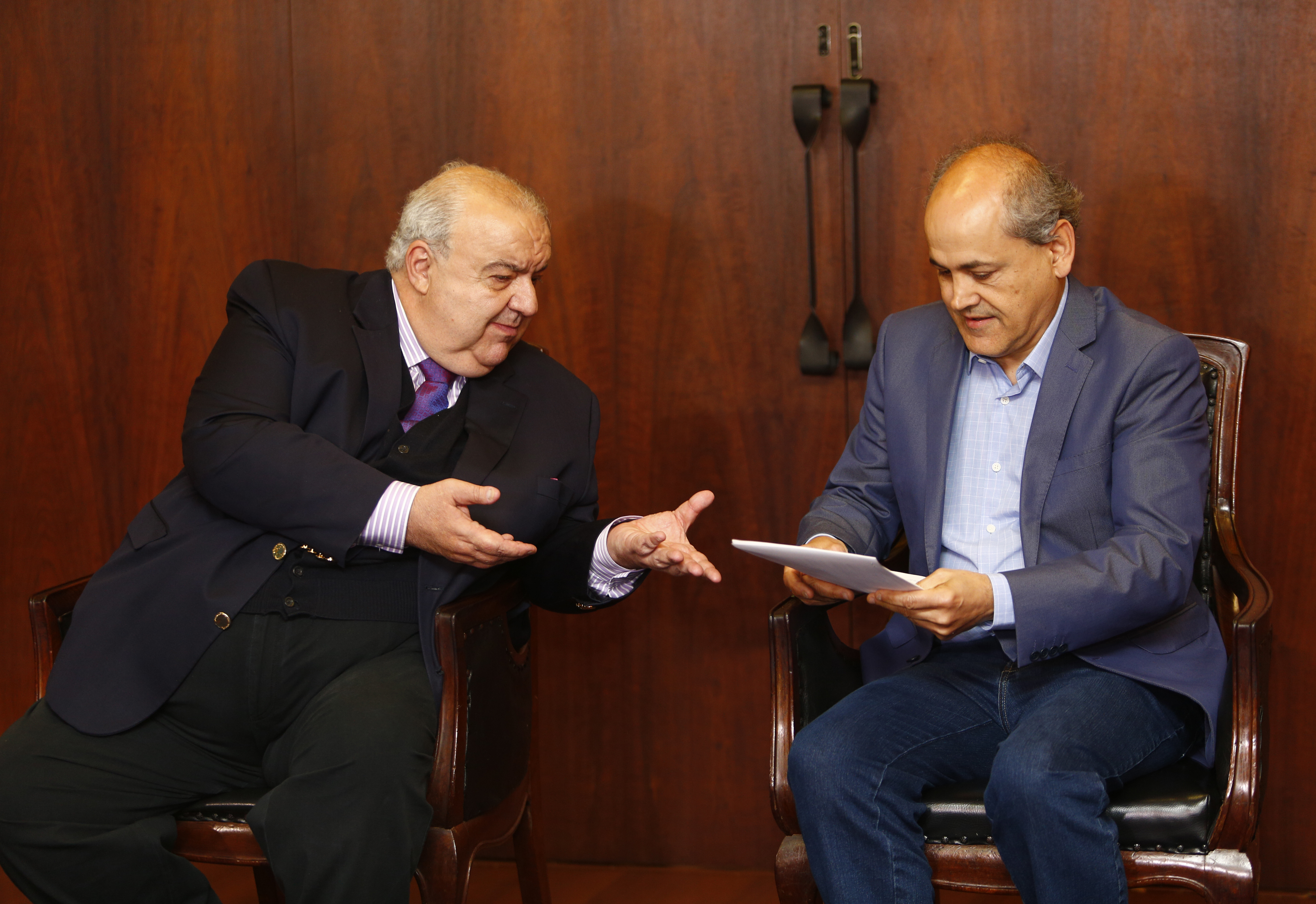 Greca e Fruet na primeira reunião da transição, no início do mês: desde então, técnicos da prefeitura e da nova gestão estão se reunindo periodicamente. | Aniele Nascimento/Gazeta do Povo