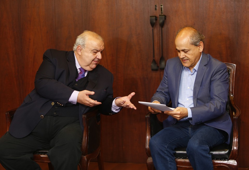 Greca e Fruet na primeira reunião da transição, no início do mês: desde então, técnicos da prefeitura e da nova gestão estão se reunindo periodicamente. | Aniele Nascimento/Gazeta do Povo