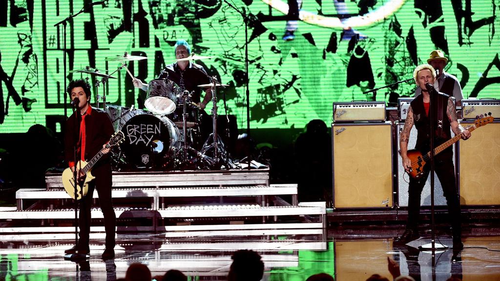 Trio de punk rock já havia criticado o presidente eleito dos EUA durante a campanha eleitoral por seu discurso contra os imigrantes. | Kevin Winter/AFP