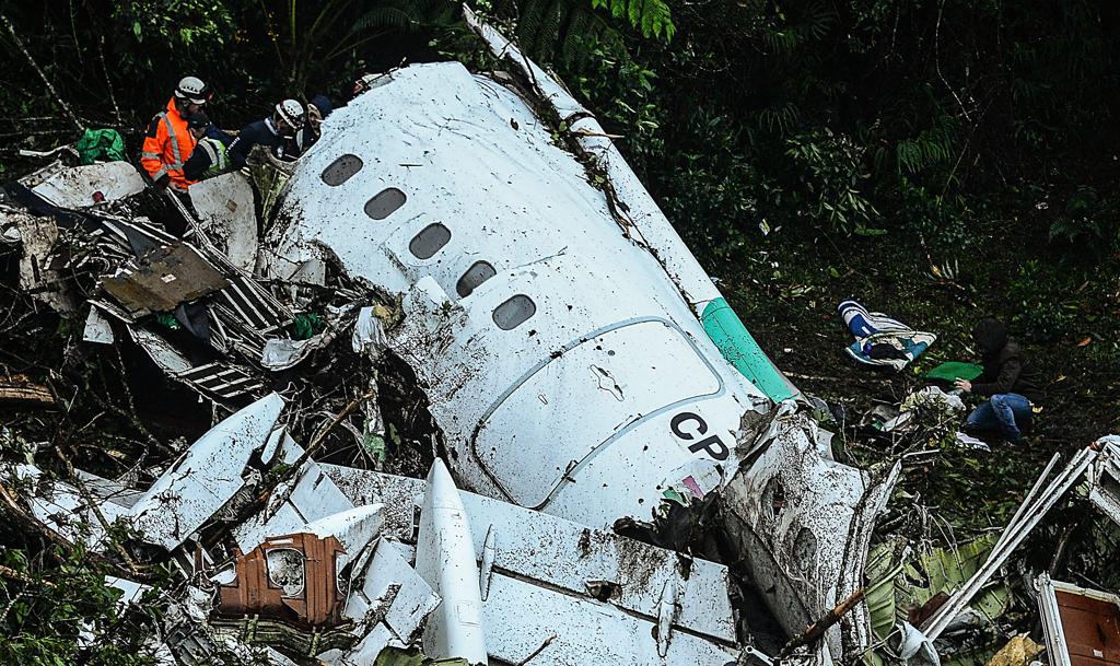 Avião em que estava a delegação da Chapecoense após o choque | RAUL ARBOLEDA/AFP