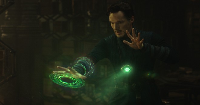 Na primeira parte do filme, o Stephen Strange de Cumberbatch se aparenta com algumas de suas criações de maior destaque, seres por ele mesmo definidos como “inteligentíssimos párias sociais”. Personagens como o matemático Alan Turing (1912-1954) de “O jogo da imitação”; o idealizador da WikiLeaks, Julian Assange, de “O quinto poder”; e o afetivamente ambíguo Sherlock Holmes da série da BBC. | Divulgação