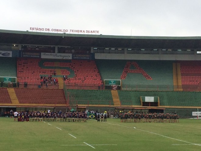 Hino nacional antes do início da partida. | Foto: Napoleão de Almeida