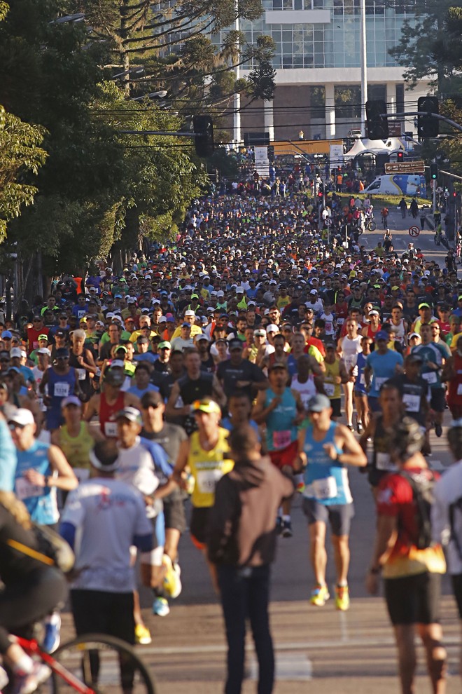 Maratona de Curitiba foi disputada neste domingo (20) e contou com cinco mil participantes. | Felipe Rosa/TRIBUNA DO PARANA
