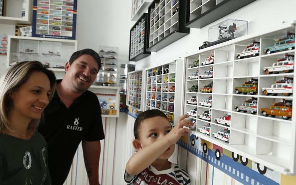 Sem saber o sexo, pai decora quarto de futuro bebê com carrinhos e ideia vira hobby Foi no quarto de Victor Hugo, e com incentivo de mulher Aline, que Edemor começou sua coleção. | /