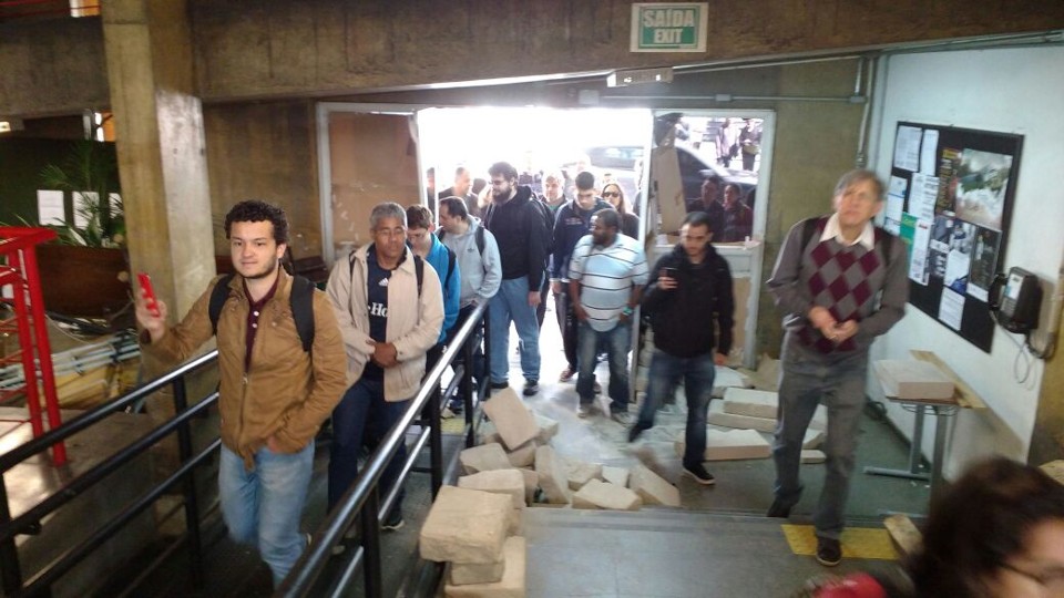 Grupo conseguiu retirar a barricada para retomar o prédio | Alexandre Mazzo/Gazeta do Povo