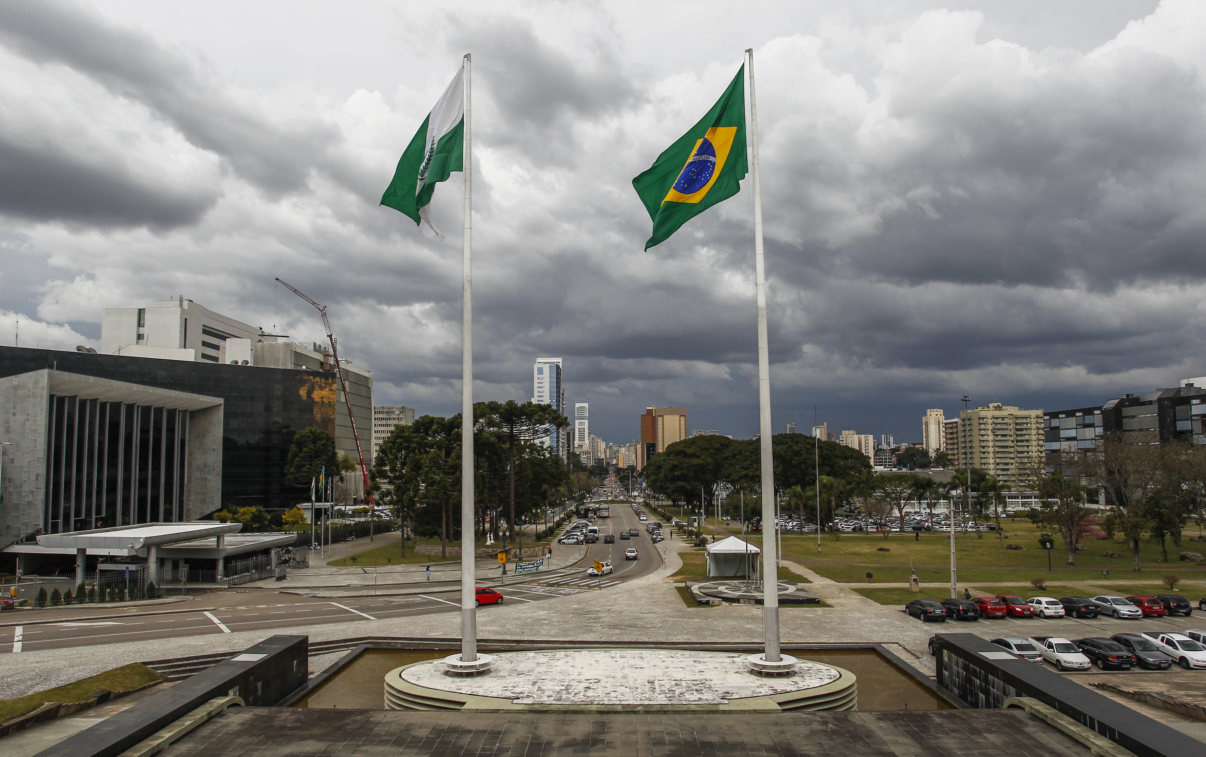 Vista da Assembleia (à esquerda) a partir do Palácio Iguaçu: agora, a negociação com os servidores está com os deputados estaduais. | Daniel Castellano/Gazeta do Povo