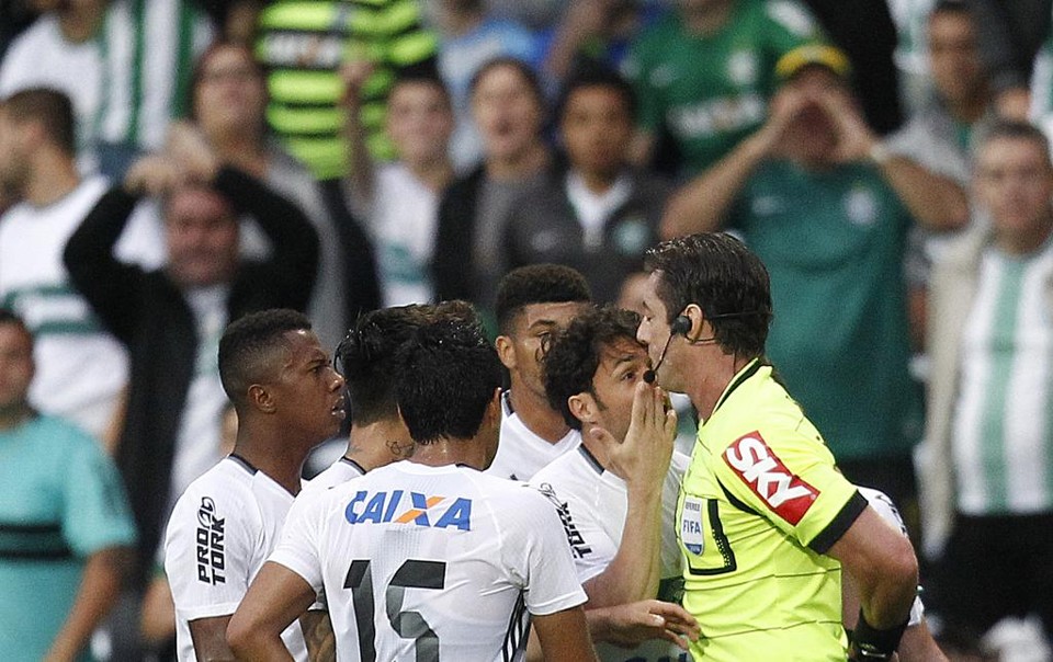 Jogadores do Coritiba ficaram indignados com a expulsão do atacante Kléber no jogo contra o Fluminense.; | Jonathan Campos/Gazeta do Povo