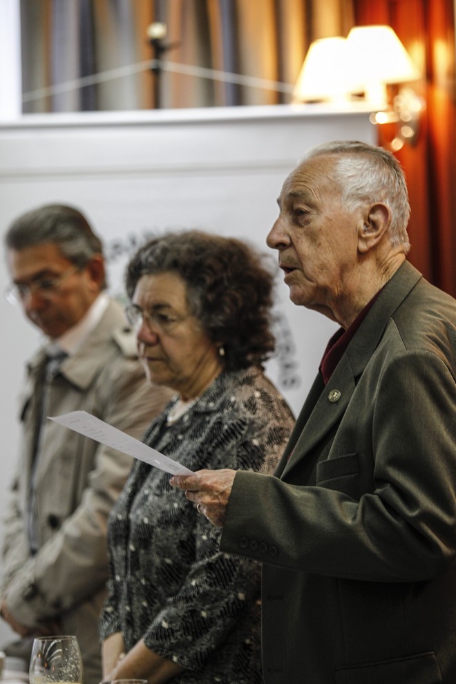 o professor Ernani Straube lê o credo acadêmico. | Jonathan Campos/Gazeta do Povo