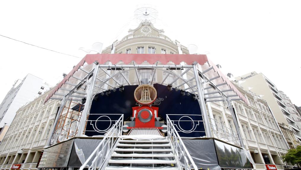 Cenografia já começou a ser montada em frente ao prédio. | Pedro Serapio/Gazeta do Povo