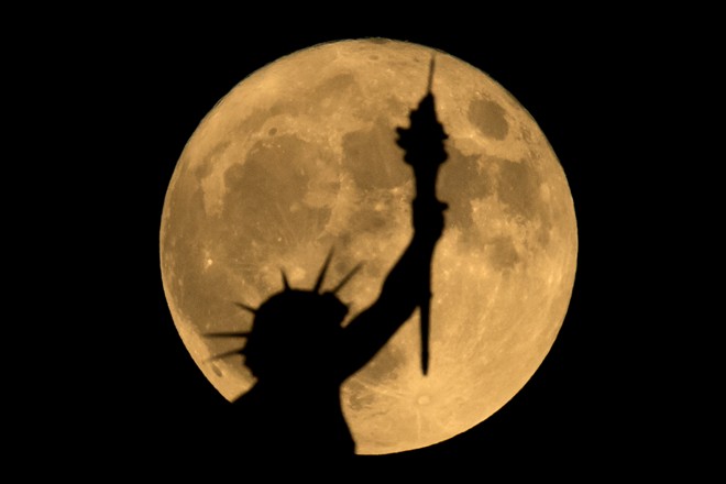 Estátua sobre o Museu de Natureza e História de Viena, na Áustria | JOE KLAMAR/AFP