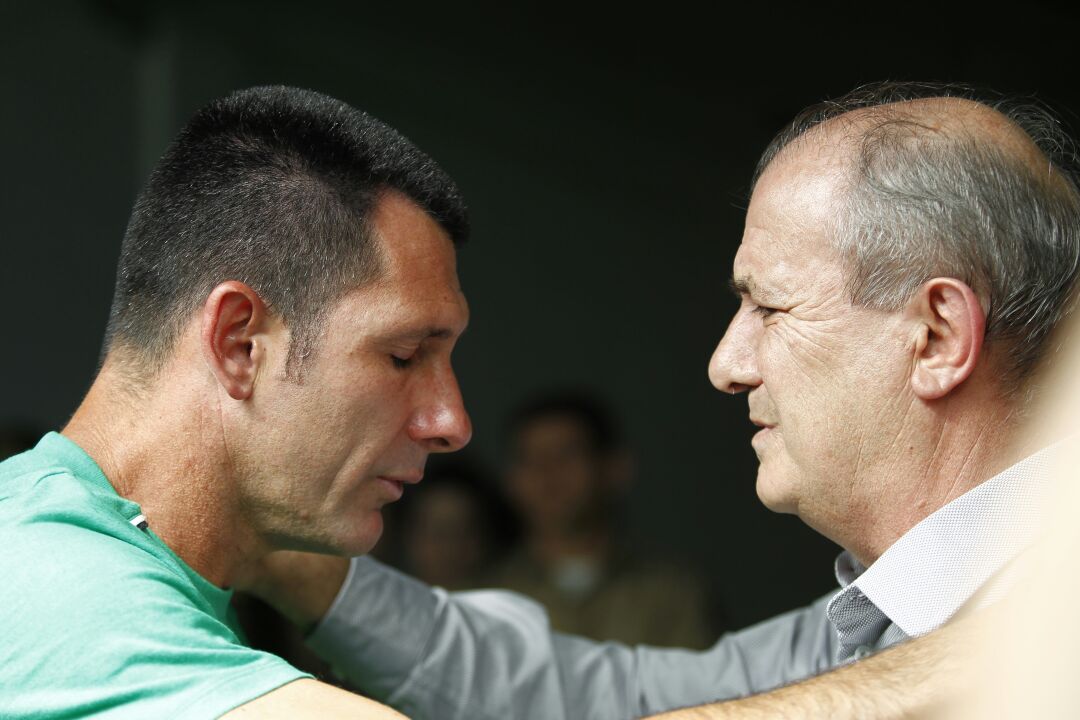 O goleiro Nivaldo e o vice-presidente Ivan Tozzo. | Jonathan Campos/Gazeta do Povo