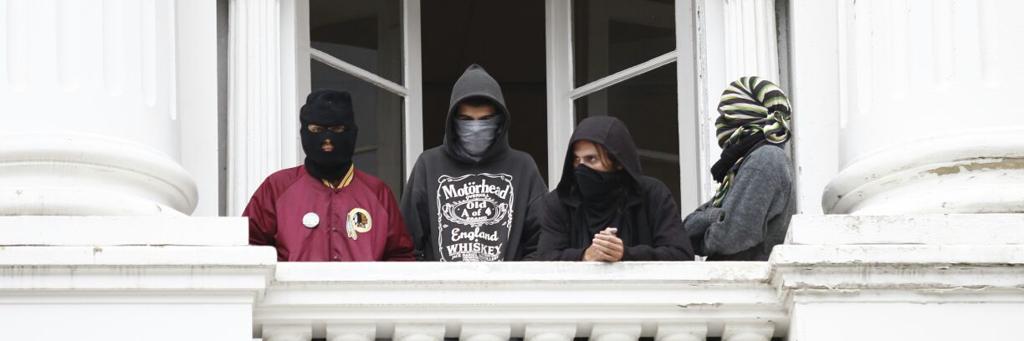 Estudantes mascarados invadem o prédio histórico da UFPR, no Centro de Curitiba | Jonathan Campos/Gazeta do Povo