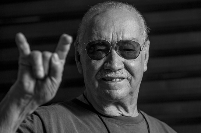 “E aí locão?”: o padrinho do punk sempre carinhosos com os clientes. | Hugo Harada/Gazeta do Povo