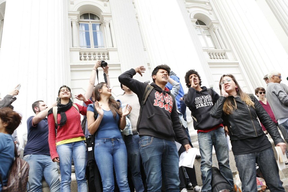 Alunos que invadiram a UFPR começam a deixar o prédio histórico da Santos Andrade neste sábado (5). | Marcelo Andrade/Gazeta do Povo