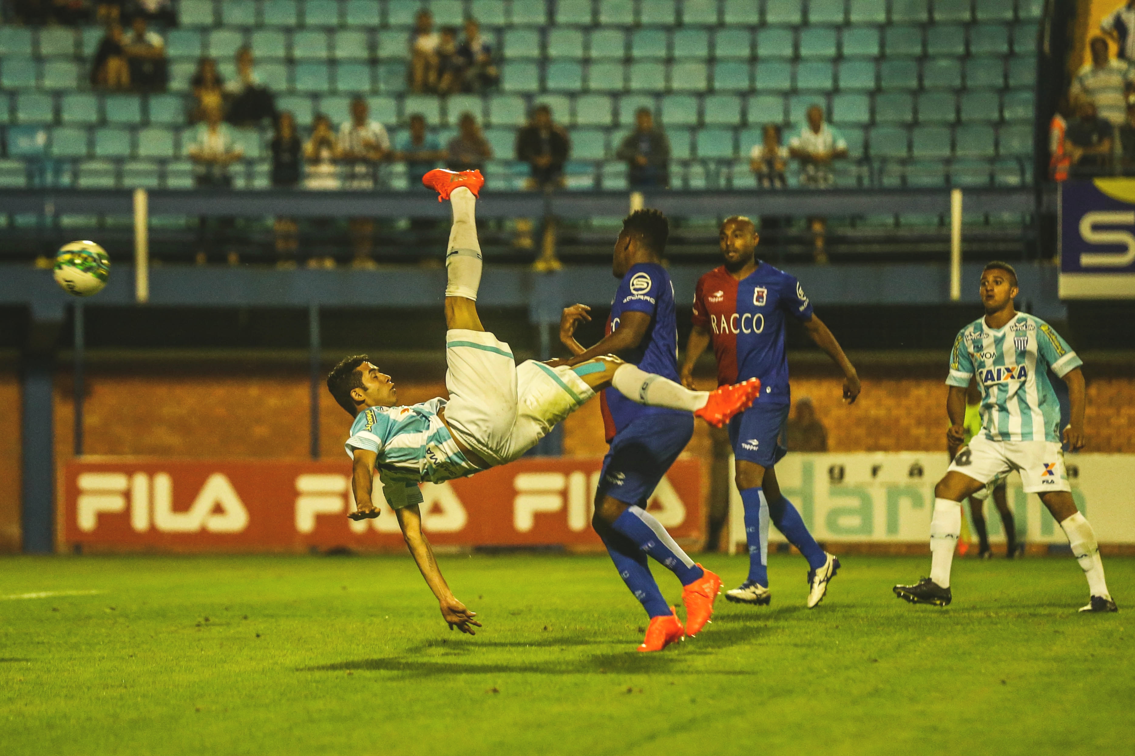 Renato faz de bicicleta o gol que impediu o Paraná de trazer pontos de Florianópolis | Marco Favero/Agência RBS
