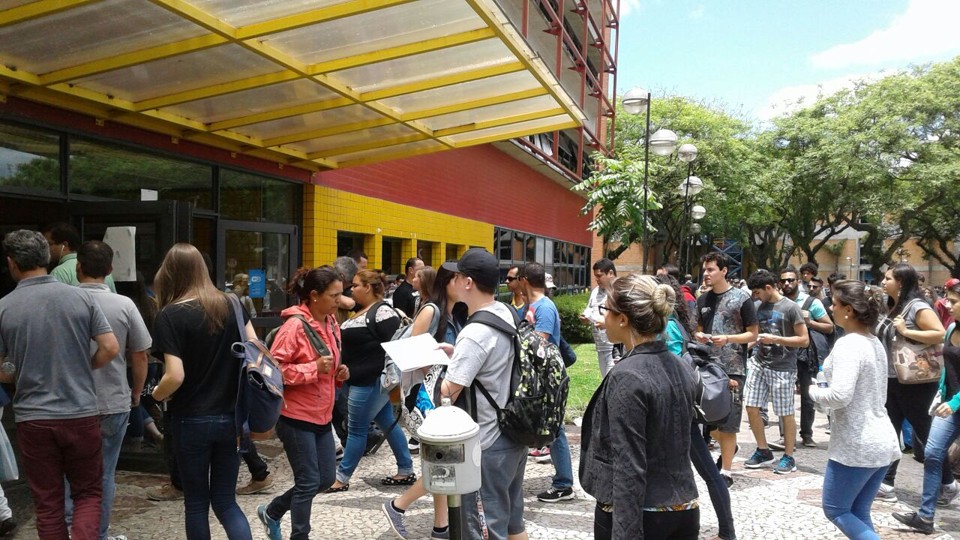 PUCPR teve correria conforme o horário de fechamento dos portões ia se aproximando | /Marcelo Andrade/Gazeta do Povo