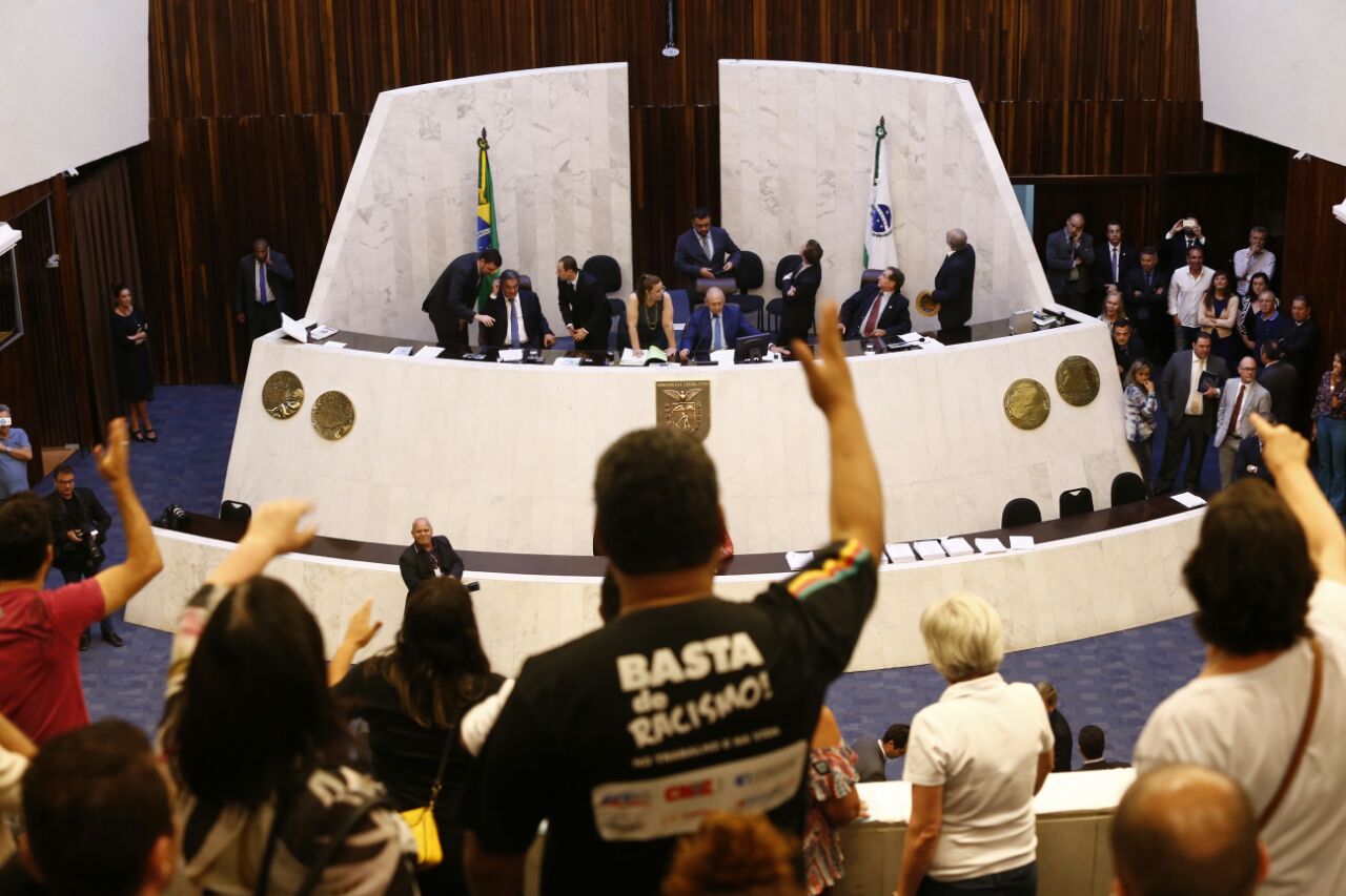 Servidores protestam contra a aprovação da suspensão do reajuste | Hugo Harada/Gazeta do Povo