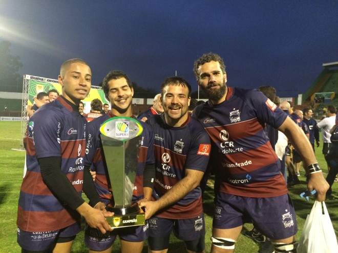 Jogadores do Curitiba comemoram com a taça. | Foto: Napoleão de Almeida