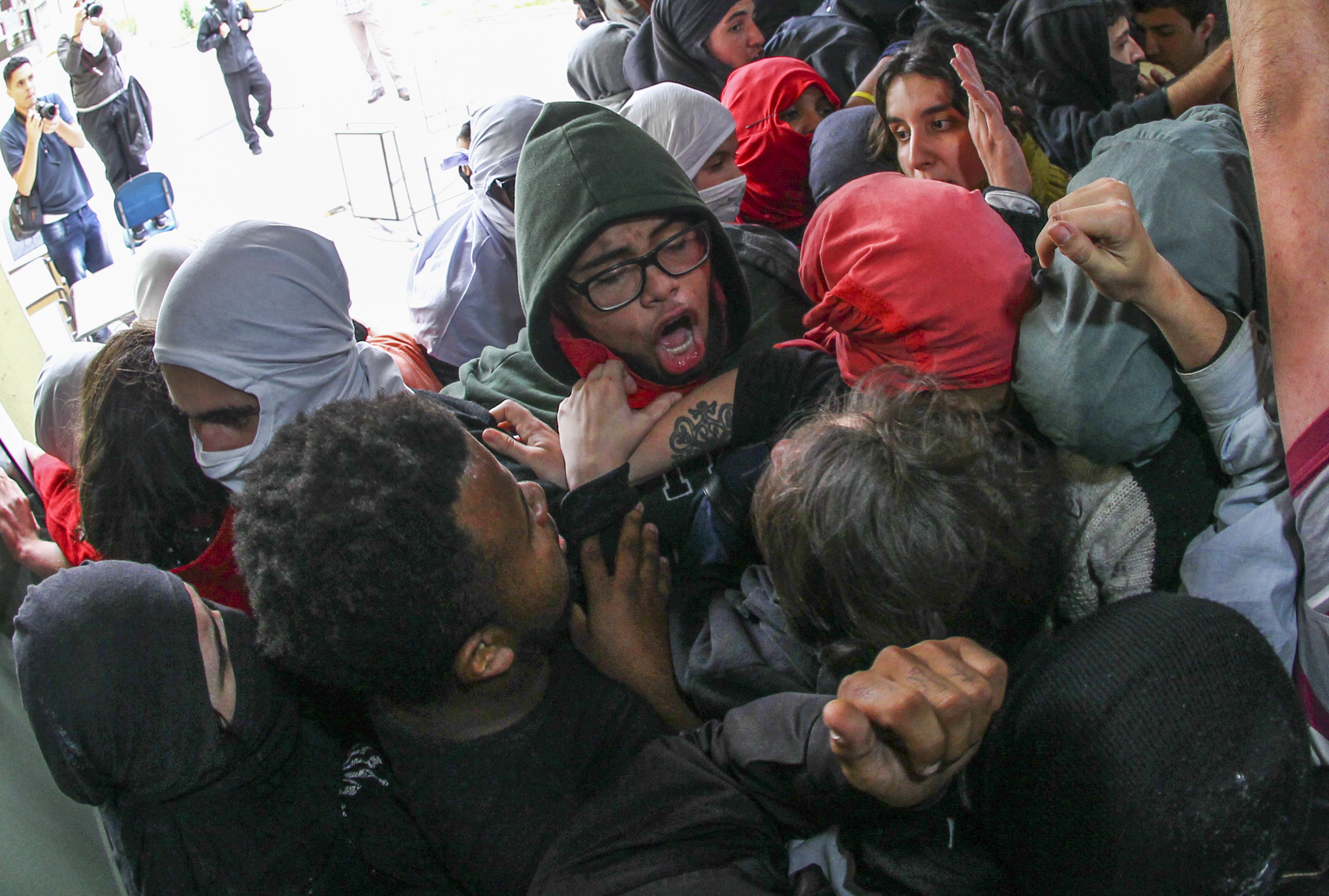 Confusão na entrada do acesso ao teatro da UFPR, ponto em que ocorreu mais tensão, inclusive com a explosão de uma bomba. | Daniel Castellano/Gazeta do Povo