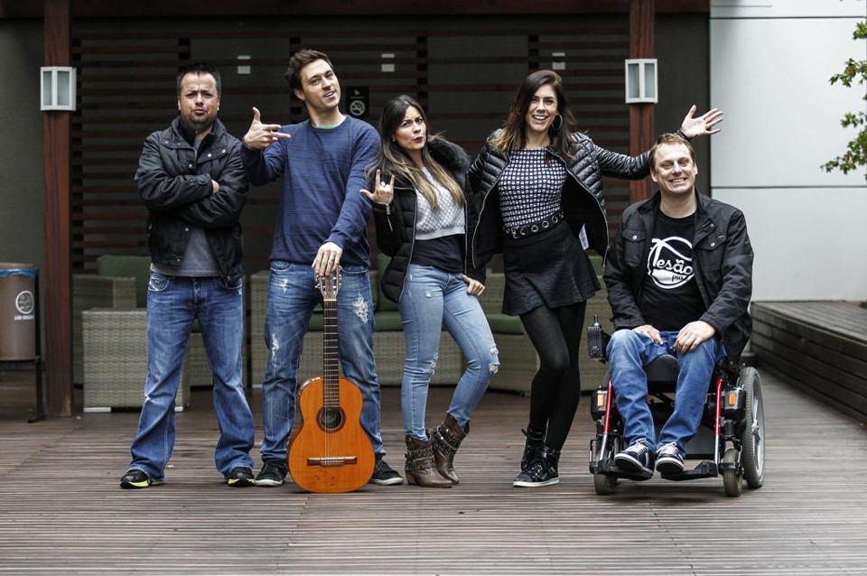 Samuel Machado, Cadu Scheffer, Jéssica Medeiros, Luana Rollof e Fagner Zafra, o quinteto que usa Curitiba como inspiração para fazer humor. | Jonathan Campos/Gazeta do Povo