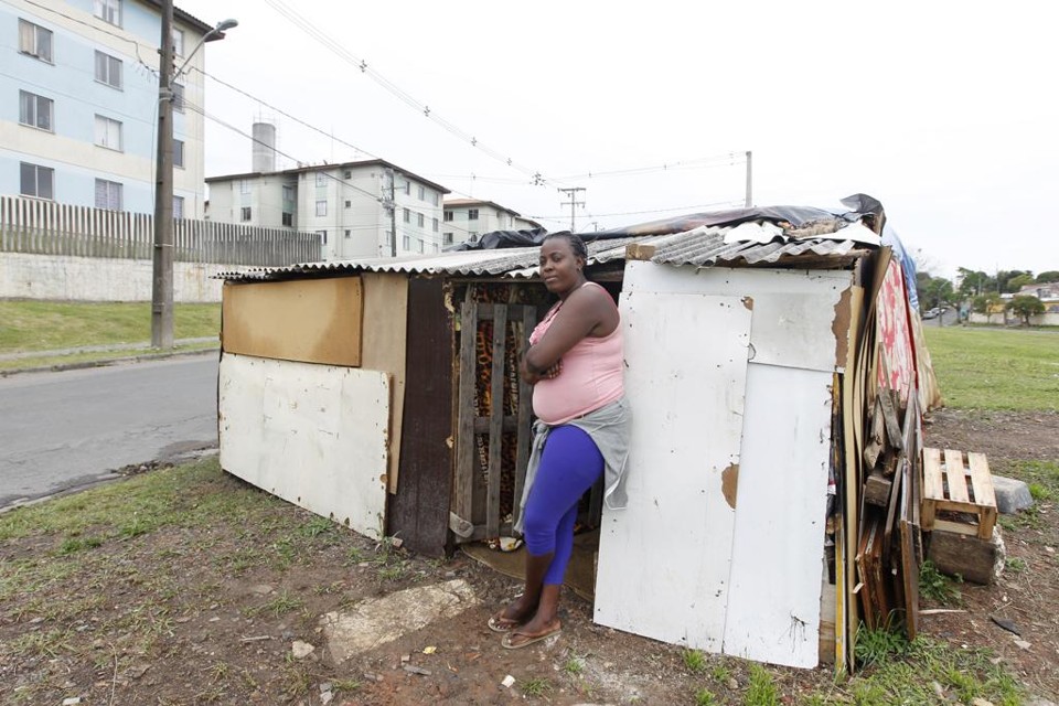 Mulher de 29 anos vive sozinha, em um casebre no Parque Diadema | Antônio More/Gazeta do Povo