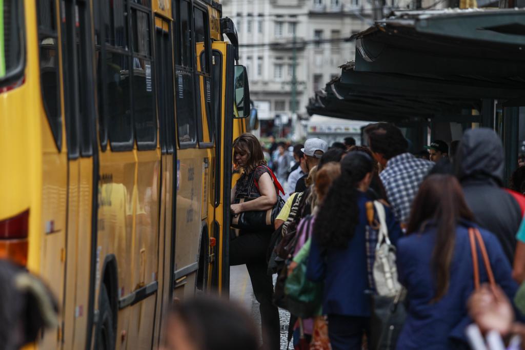 Com pagamento da 1ª parcela do 13.º salário, funcionários do transporte coletivo não devem entrar em greve nesta quinta-feira | Daniel Castellano/Gazeta do Povo