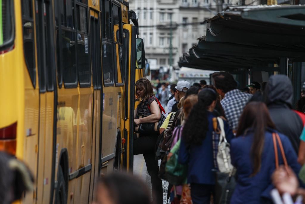 Com pagamento da 1ª parcela do 13.º salário, funcionários do transporte coletivo não devem entrar em greve nesta quinta-feira