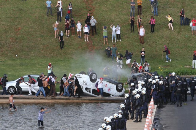 Confronto entre manifestantes e policiais deixou um saldo de dois carros virados, um deles seria da TV Record | Wilson Dias / Agência Brasil