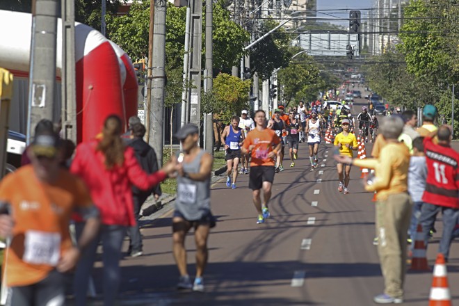 Maratona de Curitiba foi disputada neste domingo (20) e contou com cinco mil participantes. | Felipe Rosa/TRIBUNA DO PARANA