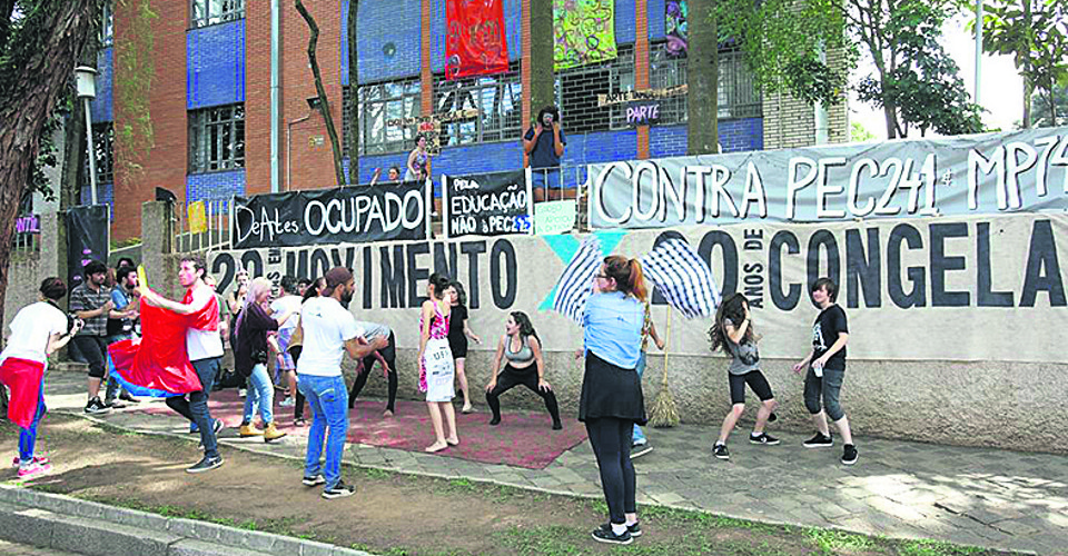 Alunos do Departamento de Artes da UFPR, um dos prédios ocupados na universidade, em protesto nesta semana | Átila Alberti/Tribuna do Paraná