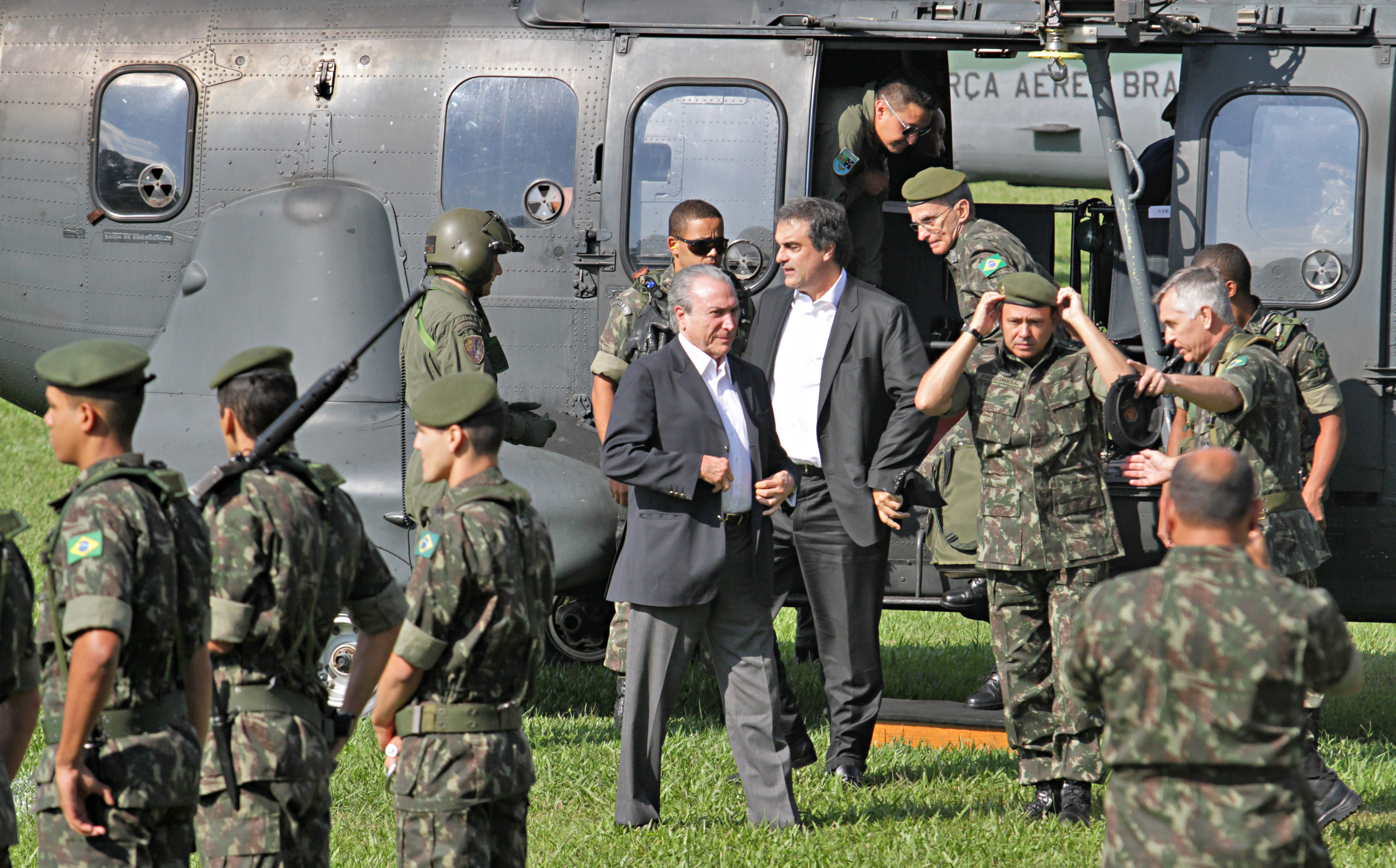 Temer durante operação do Exército em Foz, na fronteira com o Paraguai, em 2013, quando ainda era vice: plano de Dilma será descartado. | Christian Rizzi/Gazeta do Povo/Arquivo