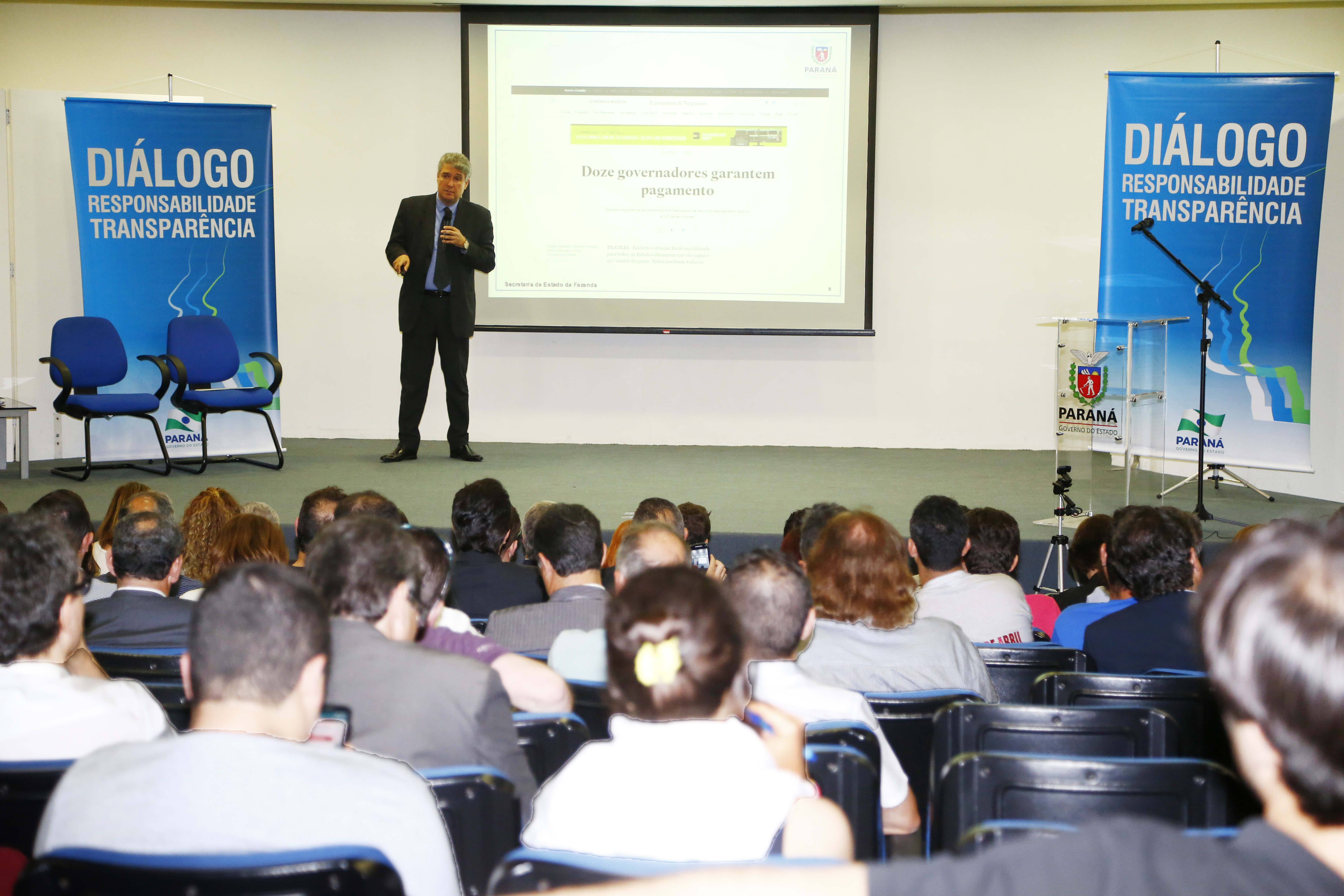 O secretário Mauro Ricardo na reunião com servidores no último dia 7: entendimento do TC impede o pagamento conjunto do reajuste e das promoções. | Henry Milleo/Gazeta do Povo/Arquivo