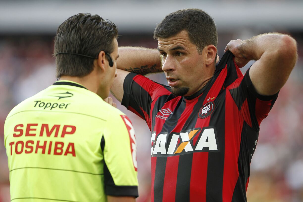 André Lima conversa com o árbitro da partida no jogo contra o Sport. Fim do jejum. | Antônio More/