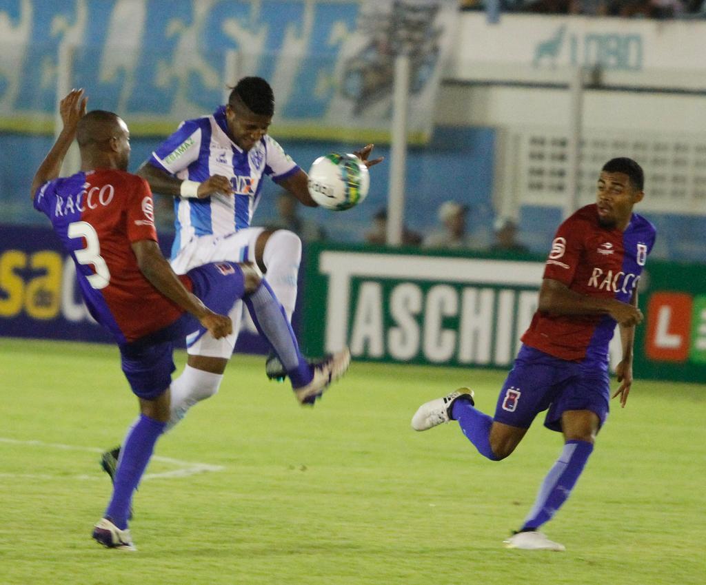 Lance de Paysandu x Paraná. Partida terminou empatada. | Raimundo Paccó/Estadão Conteúdo