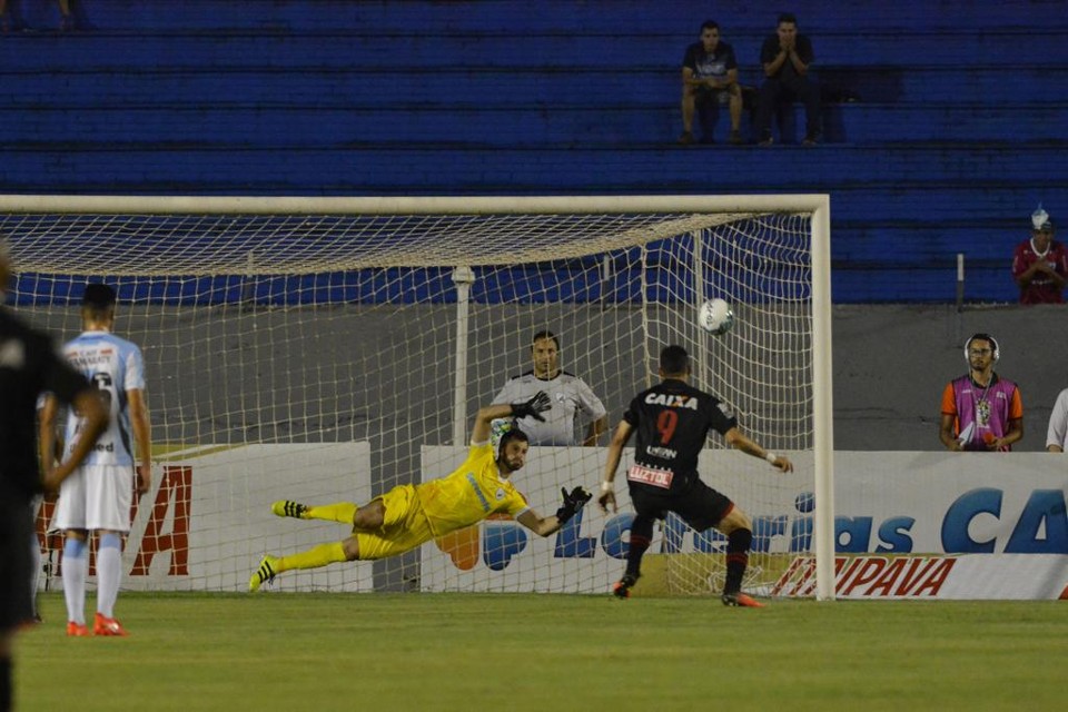 Júnior Viçosa marca, de pênalti, seu primeiro gol na partida contra o Londrina: bola no ângulo. | Gustavo Oliveira /Estadão Conteúdo