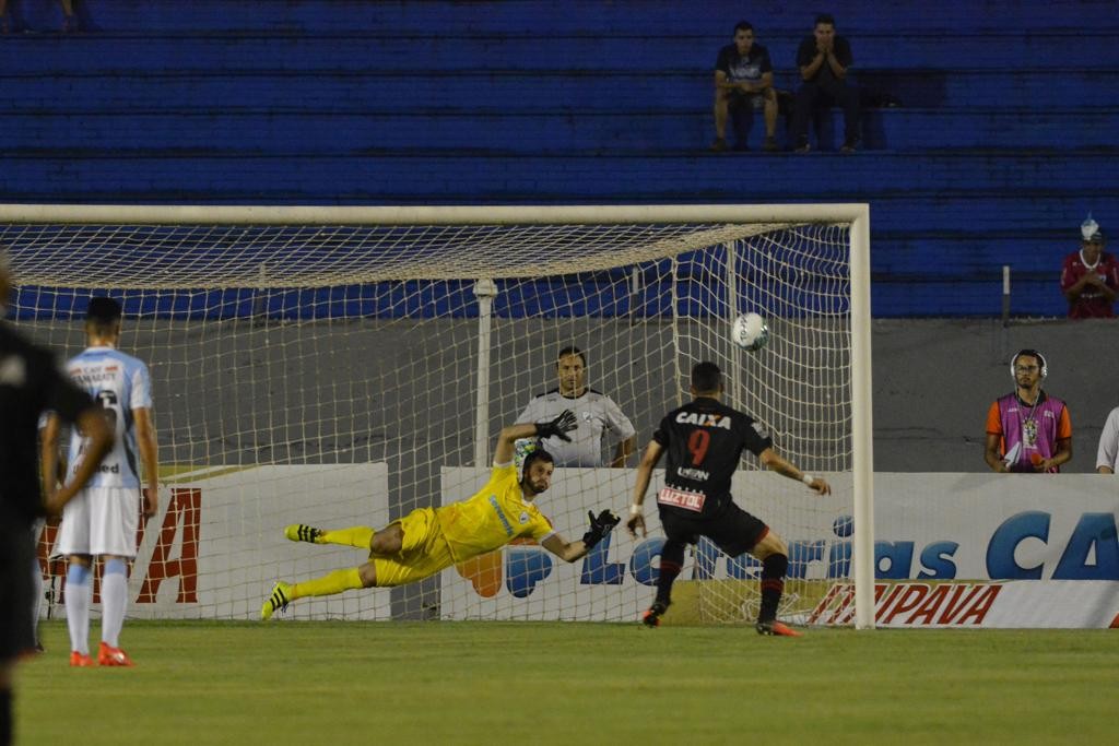 Júnior Viçosa marca, de pênalti, seu primeiro gol na partida contra o Londrina: bola no ângulo.