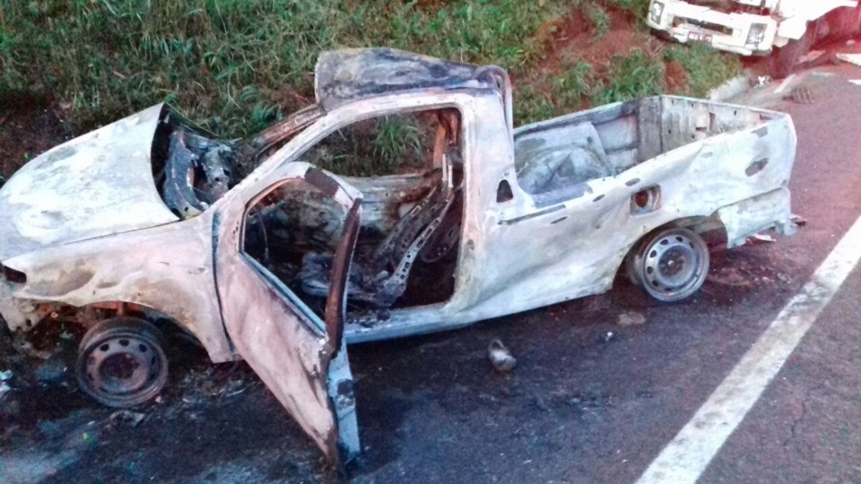 Carro onde estava o prefeito pegou fogo após a batida | PRF/Divulgação