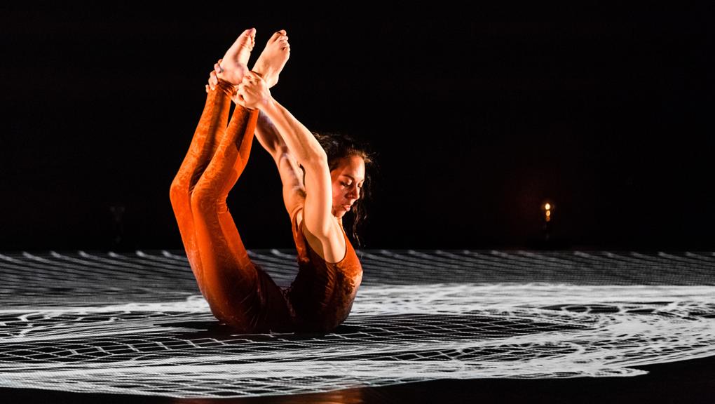 Projeções formam uma espécie de cenário interativo para a coreografia. | Agathe Poupeney /Divulgação