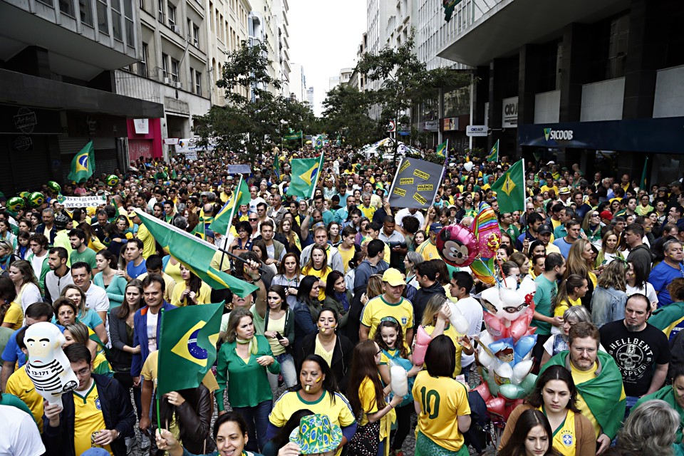 Protesto a favor da Lava Jato e contra a então presidente Dilma organizado pelos movimentos que foram favoráveis ao impeachment: sentimento de que governo Temer promoveu “traição” | Albari Rosa/Gazeta do Povo