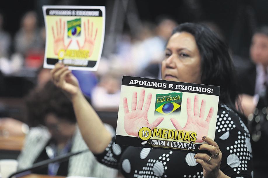 Manifestante em apoio às 10 Medidas contra a Corrupção. | Fabio Rodrigues Pozzebom/Agência Brasil