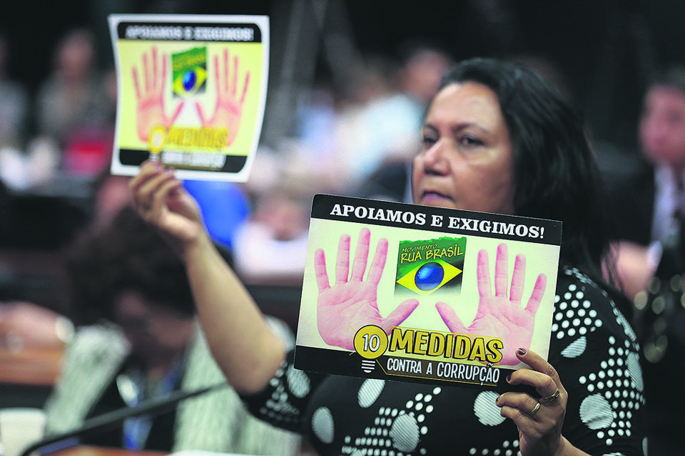 Manifestante em apoio às 10 Medidas contra a Corrupção. | Fabio Rodrigues Pozzebom/Agência Brasil
