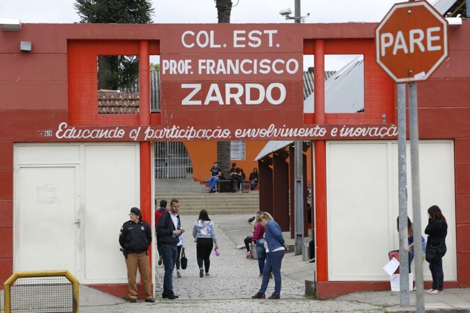 Candidatos chegam cedo para fazer a prova no Colégio Francisco Zardo, em Curitiba | Atila Alberti/Gazeta do Povo